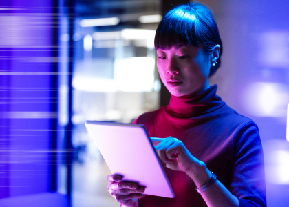 Web_Thumbnail Lady reading tablet